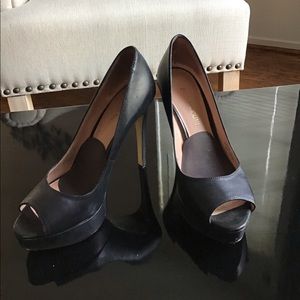 Black heels by Enzo Angiolini